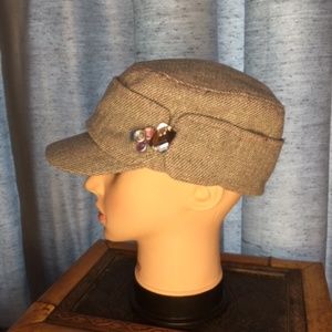 CLAIRE’S gray woman’s beret